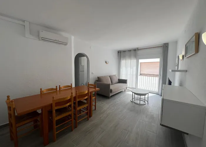 Bonito Apartamento En El Centro De Rosas Av-77
